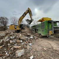Drcení stavebního odpadu v Toušicích